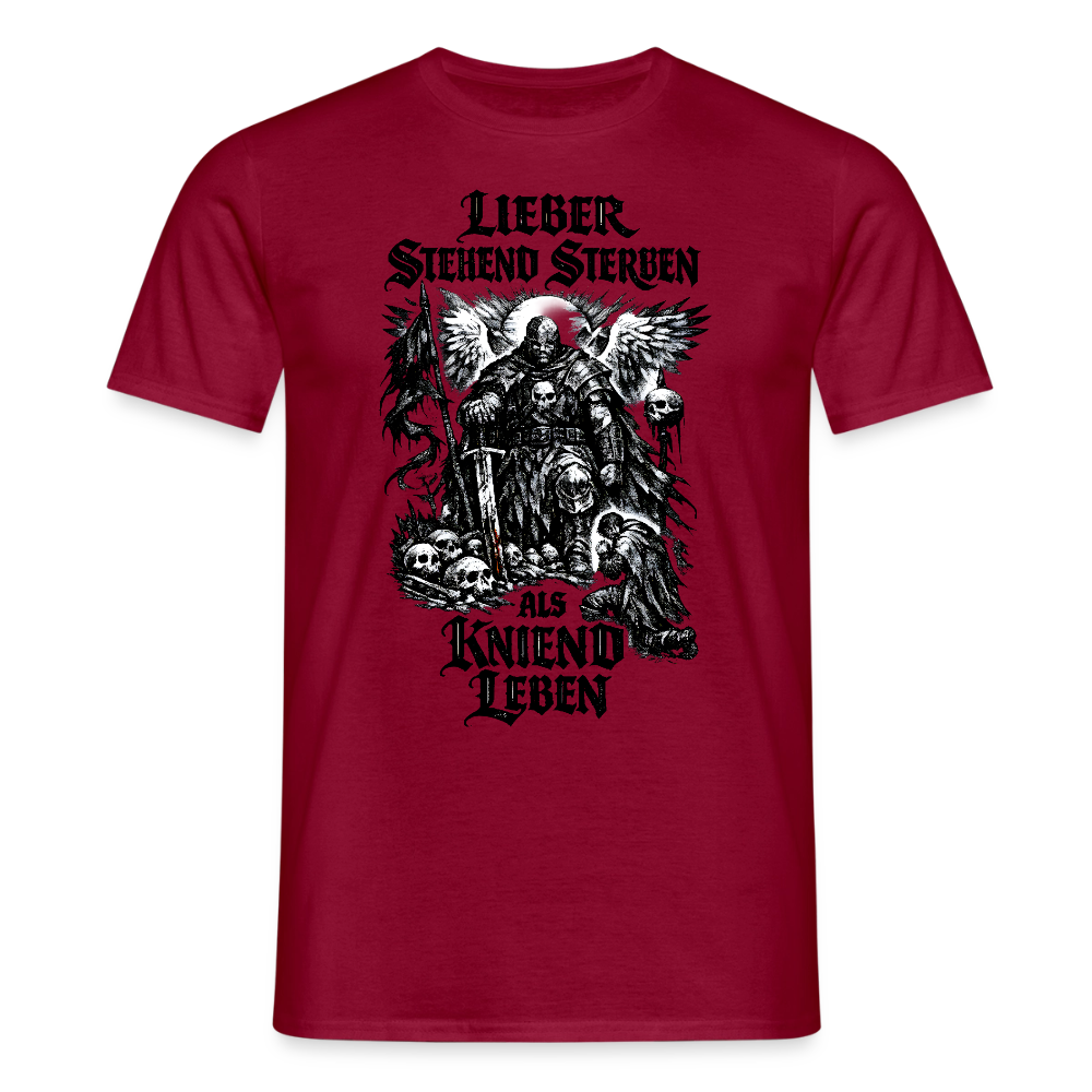 Männer T-Shirt Lieber stehend sterben - Ziegelrot