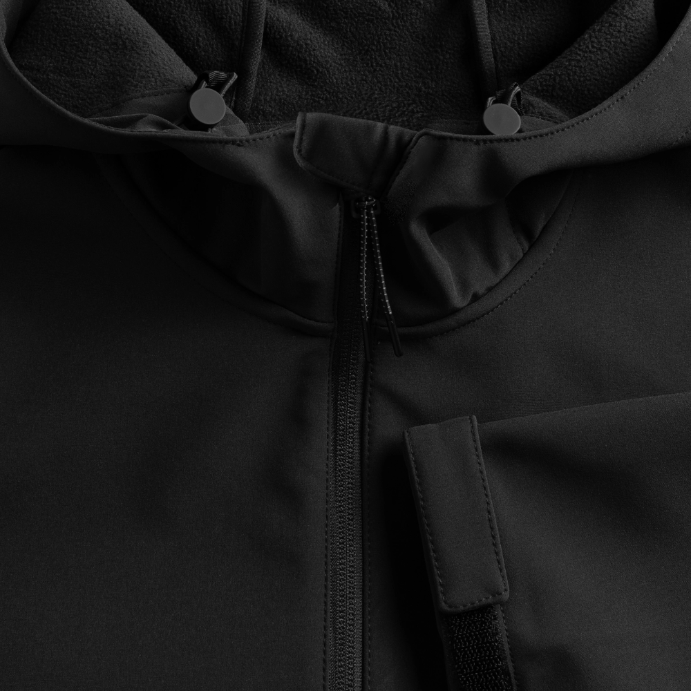 Schwarze Damen-Softshelljacke von vorne mit Kapuze, durchgehendem Reißverschluss und seitlichen Taschen, ohne Frontprint.