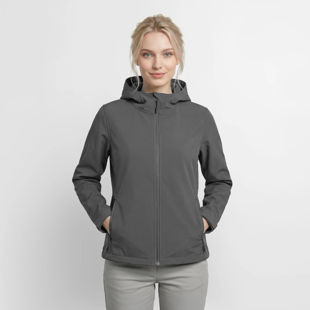 Anthrazitfarbene Damen-Softshelljacke am Model von vorne, mit Kapuze, geschlossenem Reißverschluss und Händen in den Seitentaschen.