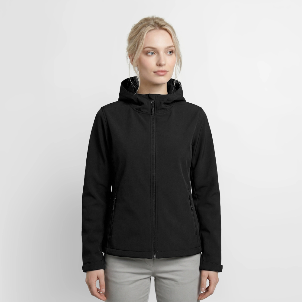 Schwarze Damen-Biker-Softshelljacke am Model in Vorderansicht, mit Kapuze und geschlossenem Frontreißverschluss, ohne Frontprint.