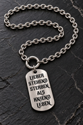 Edelstahlkette mit rundem Karabiner und Anhänger „Lieber stehend sterben als kniend leben“ auf dunklem Stein
