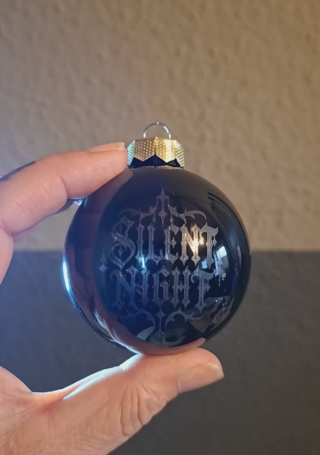Weihnachtskugel Silent Night – lasergraviert, Gothic Christbaumschmuck aus Glas 6 cm