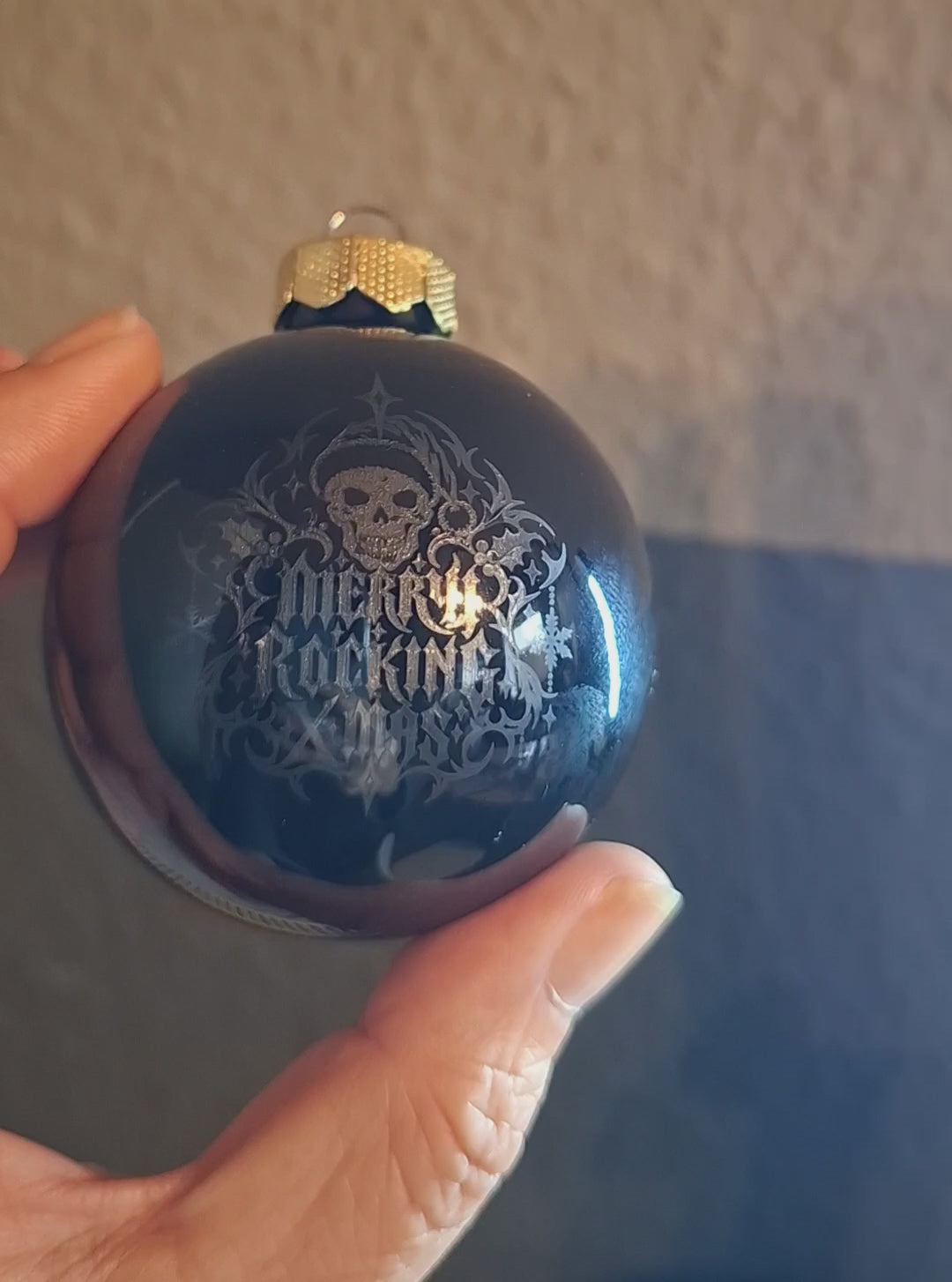 Weihnachtskugel Merry Rocking X-Mas – Totenkopf Weihnachtsmann, lasergraviert, Glas 6 cm