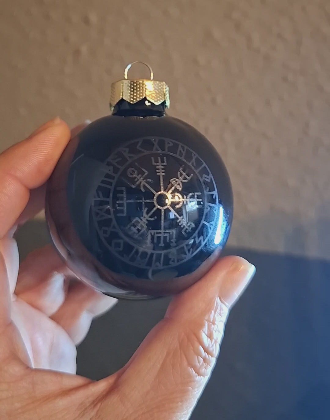 Weihnachtskugel Vegvisir – lasergraviert, Wikinger Christbaumschmuck aus Glas 6 cm