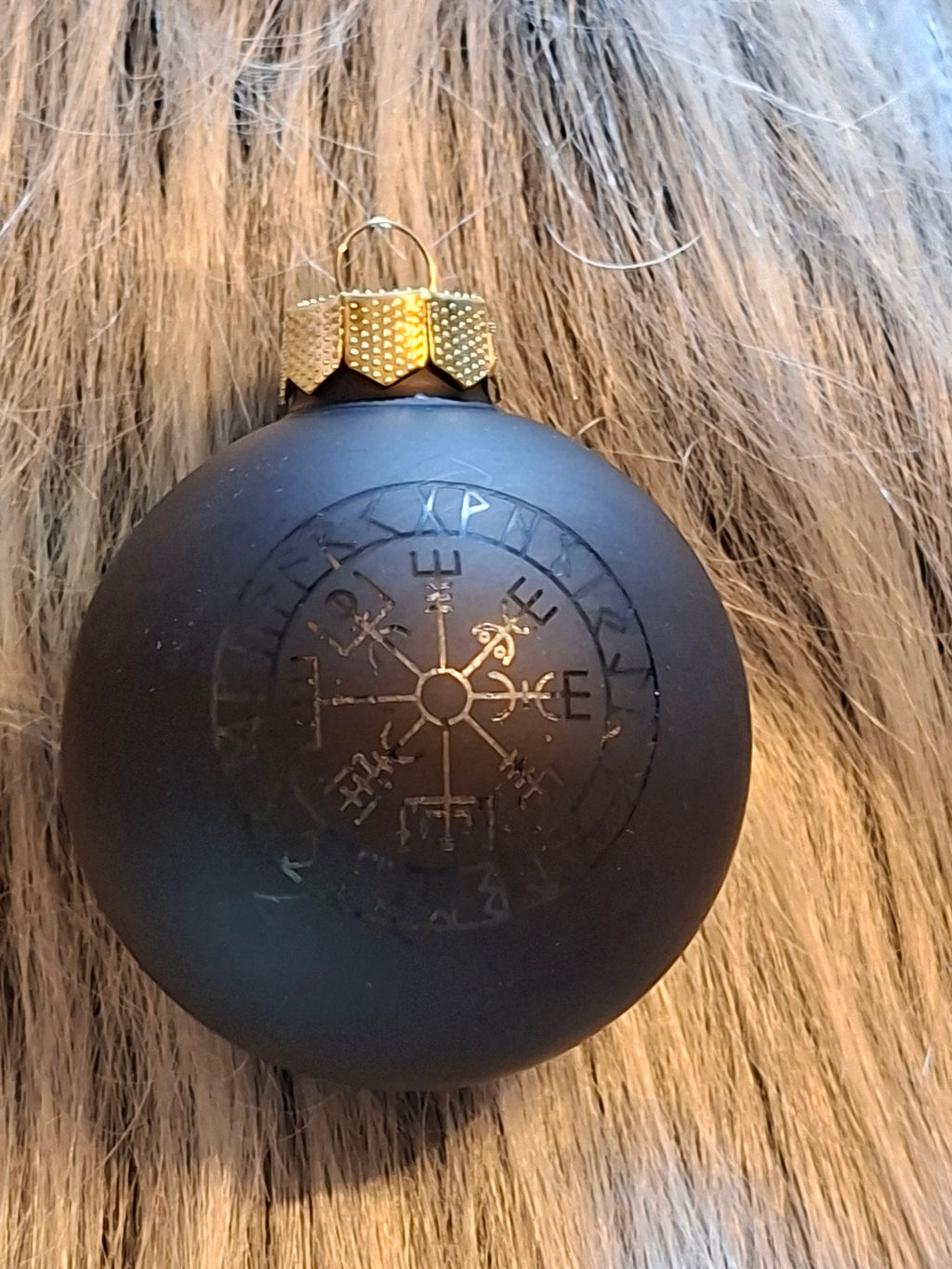 Weihnachtskugel Vegvisir – lasergraviert, Wikinger Christbaumschmuck aus Glas 6 cm