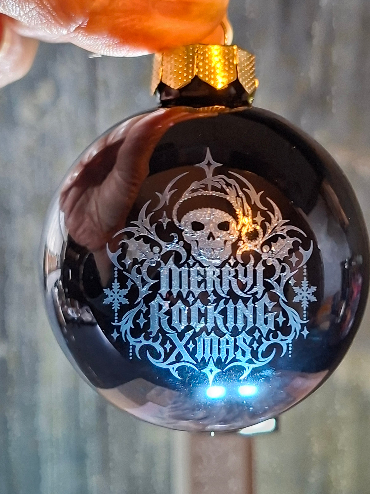 Weihnachtskugel Merry Rocking X-Mas – Totenkopf Weihnachtsmann, lasergraviert, Glas 6 cm