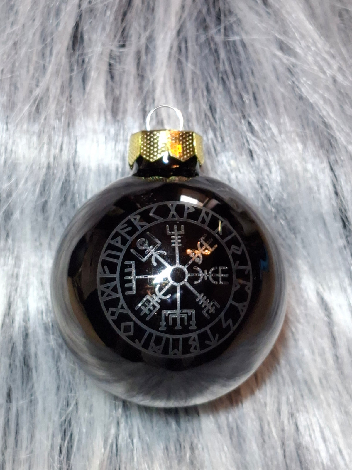 Weihnachtskugel Vegvisir – lasergraviert, Wikinger Christbaumschmuck aus Glas 6 cm
