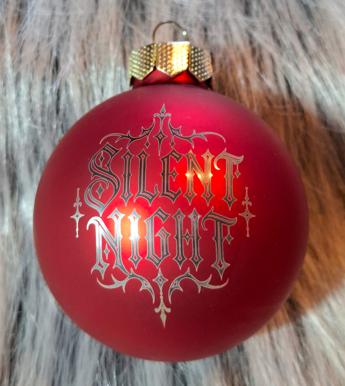 Weihnachtskugel Silent Night – lasergraviert, Gothic Christbaumschmuck aus Glas 6 cm
