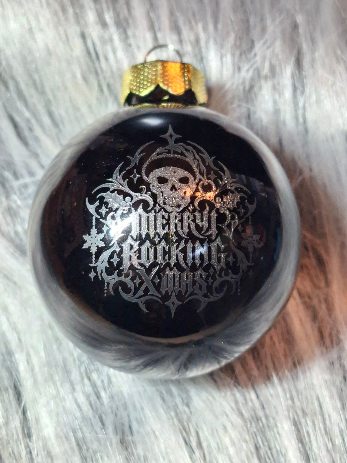 Weihnachtskugel Merry Rocking X-Mas – Totenkopf Weihnachtsmann, lasergraviert, Glas 6 cm