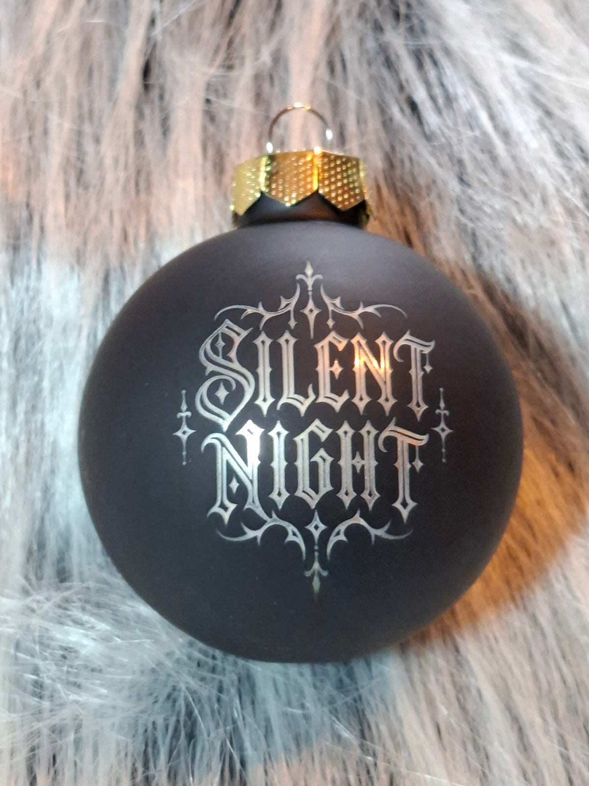 Weihnachtskugel Silent Night – lasergraviert, Gothic Christbaumschmuck aus Glas 6 cm