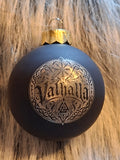 Weihnachtskugel Valhalla – lasergraviert, Wikinger Christbaumschmuck aus Glas 6 cm