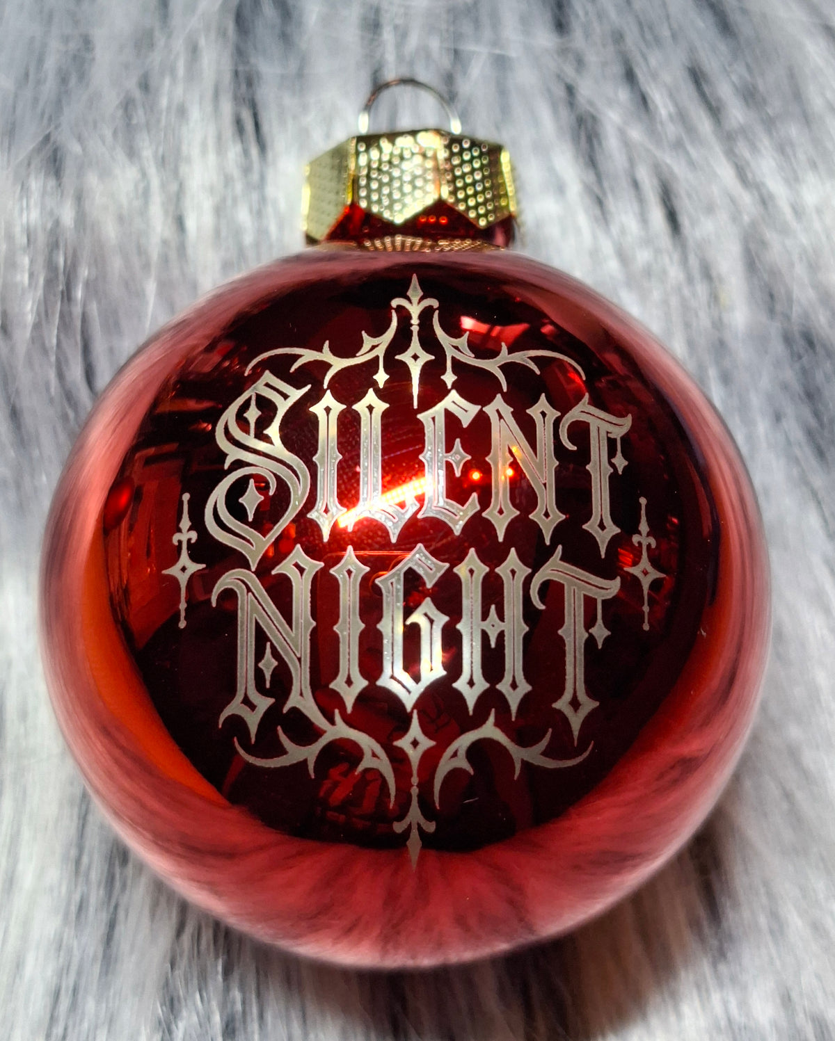 Weihnachtskugel Silent Night – lasergraviert, Gothic Christbaumschmuck aus Glas 6 cm