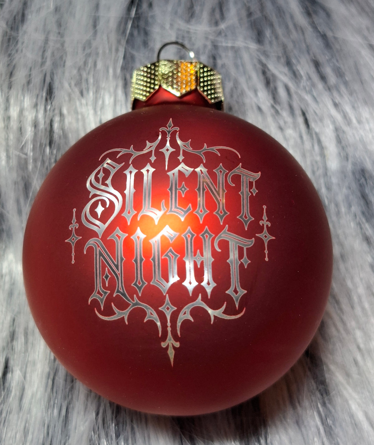 Weihnachtskugel Silent Night – lasergraviert, Gothic Christbaumschmuck aus Glas 6 cm
