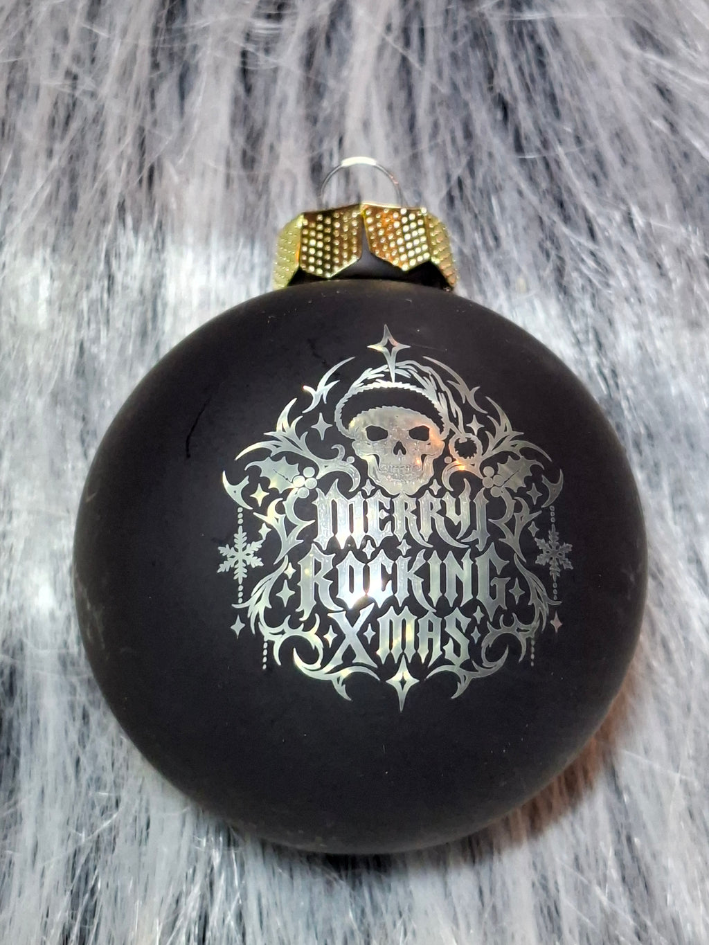 Weihnachtskugel Merry Rocking X-Mas – Totenkopf Weihnachtsmann, lasergraviert, Glas 6 cm