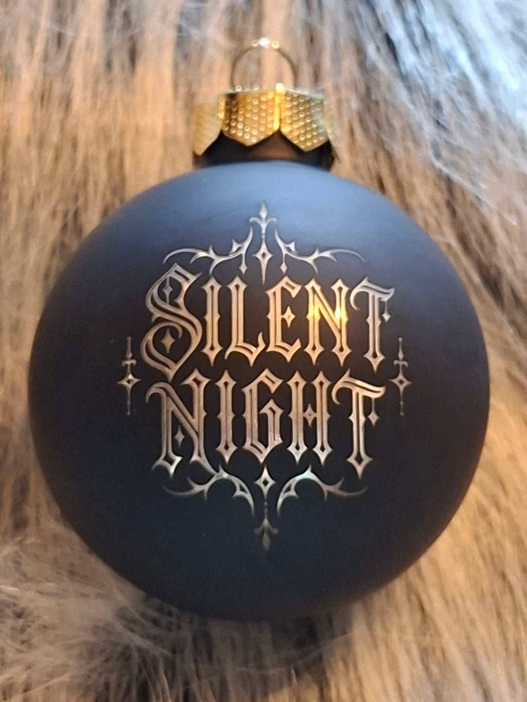 Weihnachtskugel Silent Night – lasergraviert, Gothic Christbaumschmuck aus Glas 6 cm