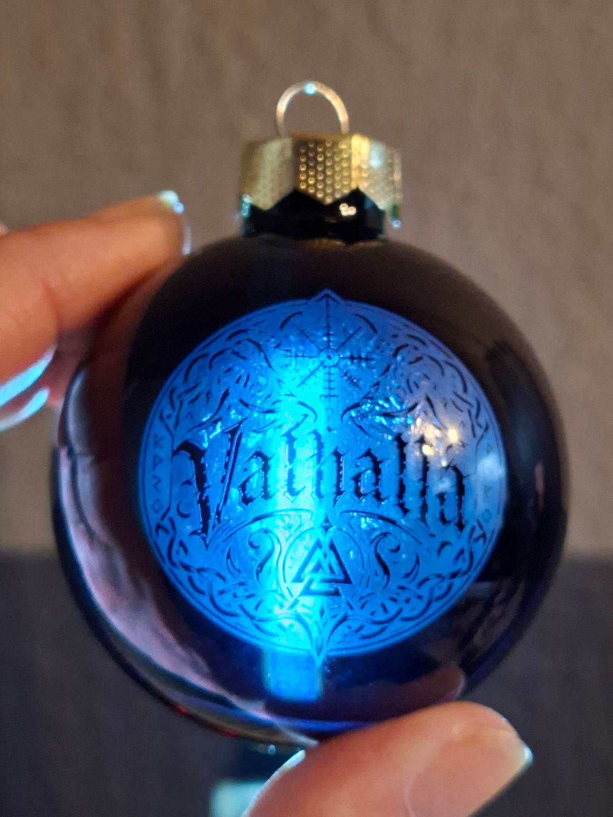 Weihnachtskugel Valhalla – lasergraviert, Wikinger Christbaumschmuck aus Glas 6 cm