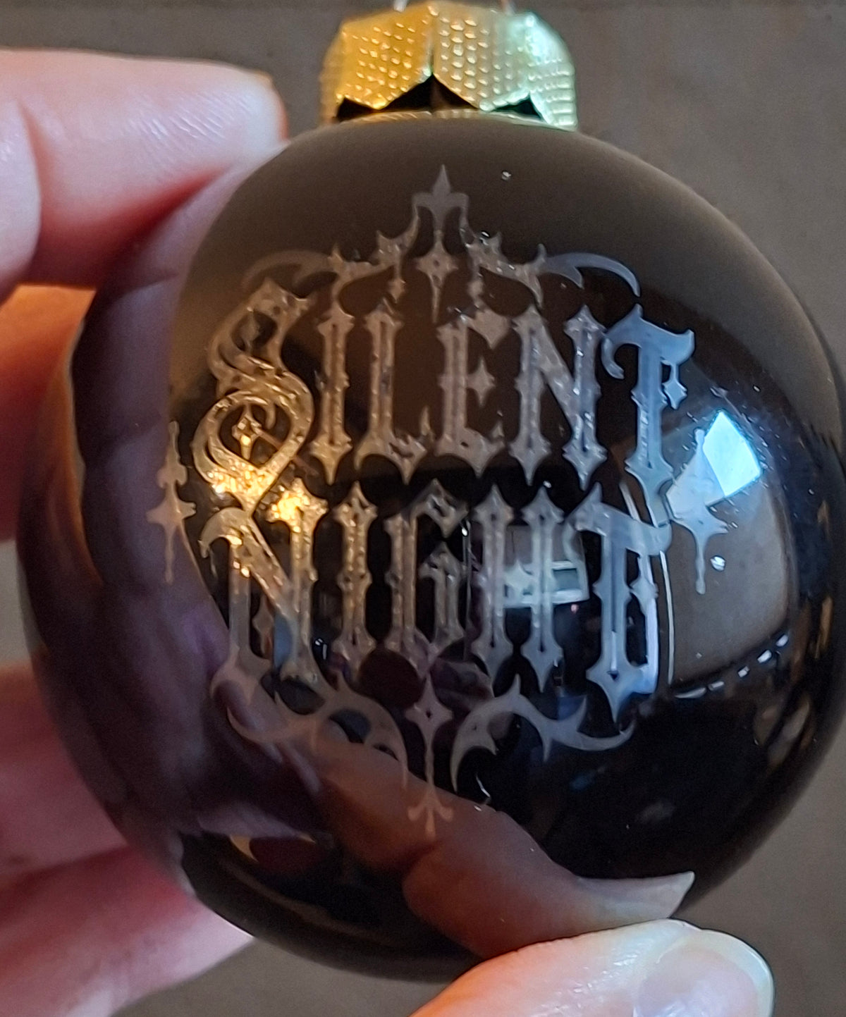 Weihnachtskugel Silent Night – lasergraviert, Gothic Christbaumschmuck aus Glas 6 cm