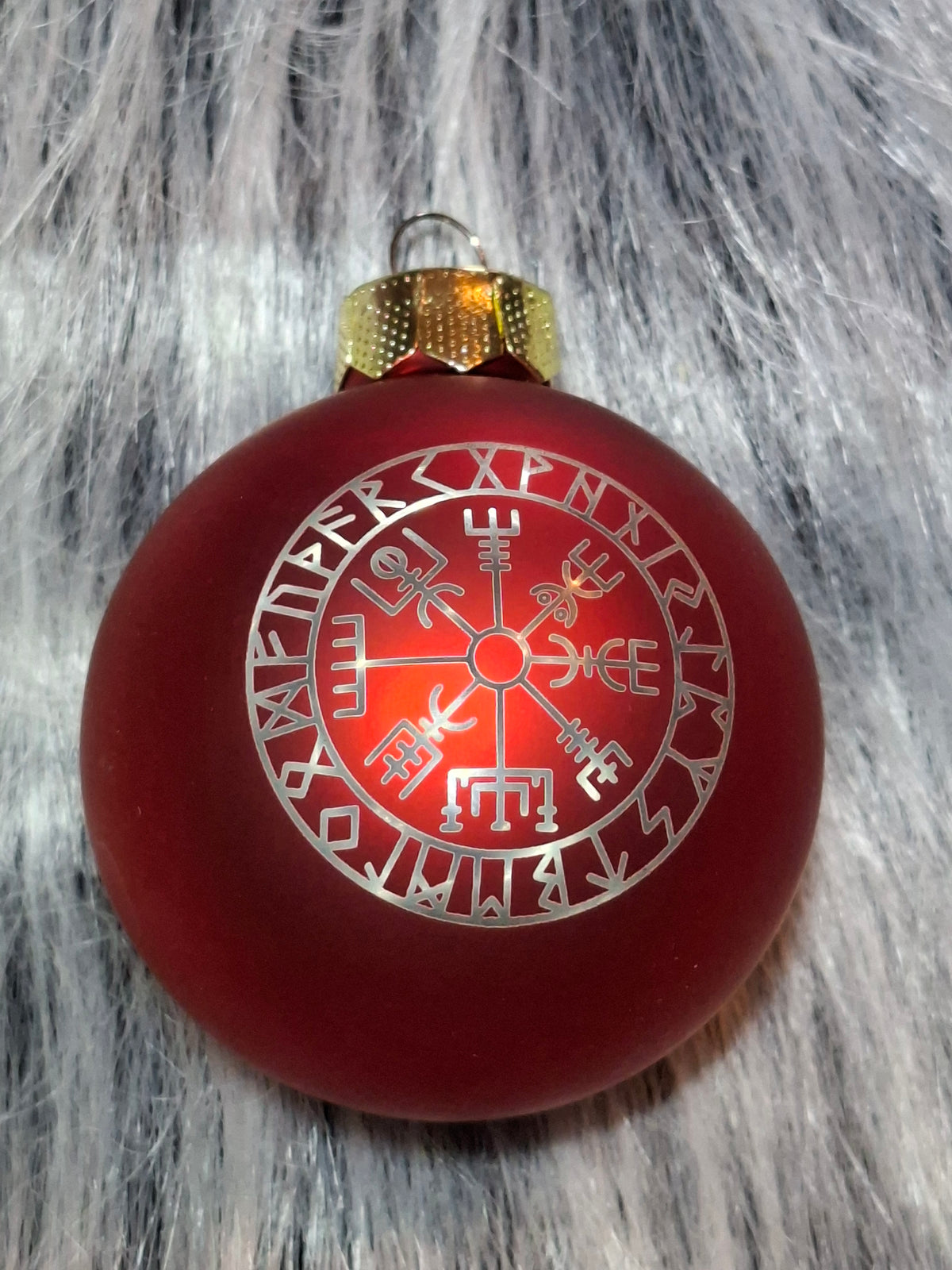 Weihnachtskugel Vegvisir – lasergraviert, Wikinger Christbaumschmuck aus Glas 6 cm