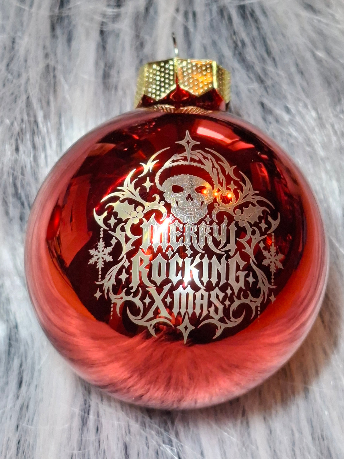 Weihnachtskugel Merry Rocking X-Mas – Totenkopf Weihnachtsmann, lasergraviert, Glas 6 cm