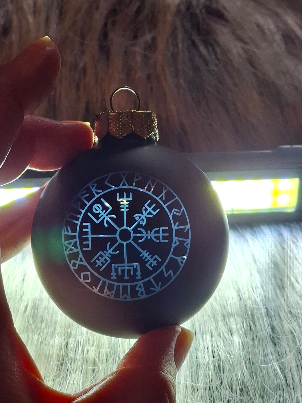 Weihnachtskugel Vegvisir – lasergraviert, Wikinger Christbaumschmuck aus Glas 6 cm